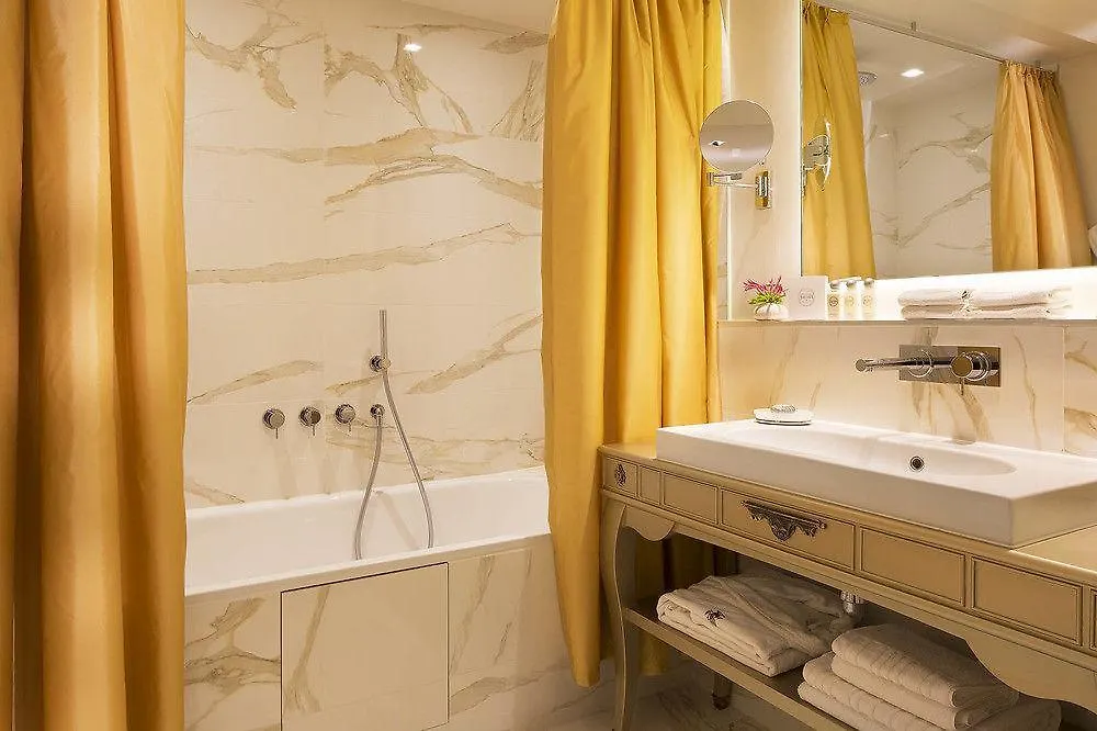 Hotel La Maison Favart Paříž